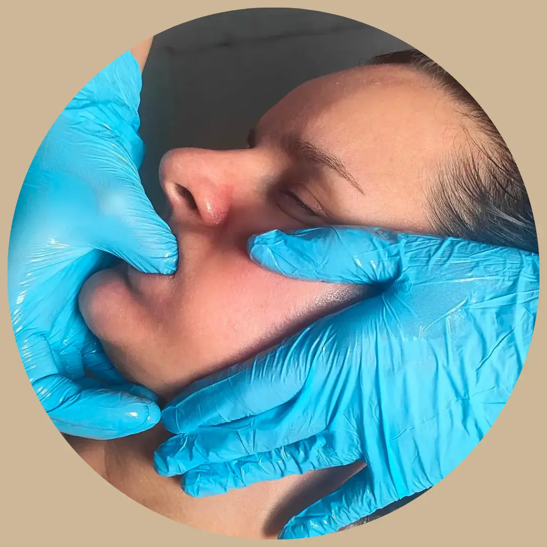 Masaż transbukalny Inowrocław – skuteczny zabieg naturalnego liftingu twarzy. Redukcja napięć, poprawa owalu, wygładzenie zmarszczek. Umów się na terapię.