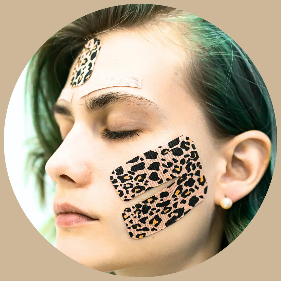 Taping estetyczny twarzy Inowrocław – naturalne wsparcie liftingu, redukcja obrzęków i poprawa owalu twarzy. Sprawdź zabieg w Manoterapie.